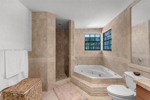 House in Miami, Florida 4 bedrooms, 240.8 sq.m. № 2043292 - photo 23