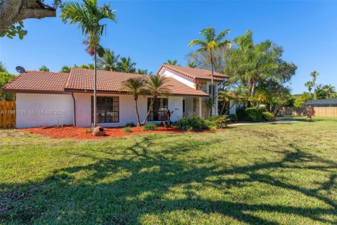 House in Miami, Florida 4 bedrooms, 240.8 sq.m. № 2043292 - photo 3