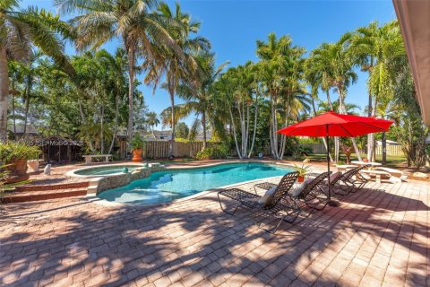 House in Miami, Florida 4 bedrooms, 240.8 sq.m. № 2043292 - photo 27