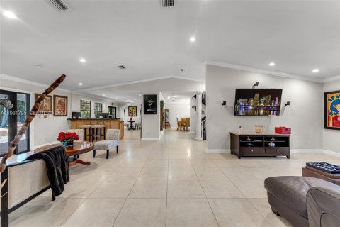 House in Miami, Florida 4 bedrooms, 240.8 sq.m. № 2043292 - photo 9