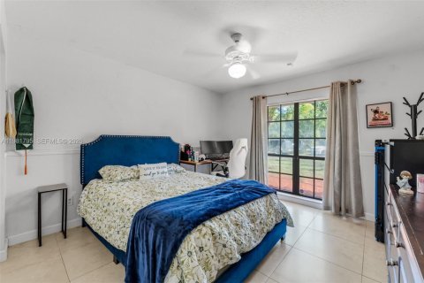 House in Miami, Florida 4 bedrooms, 240.8 sq.m. № 2043292 - photo 15