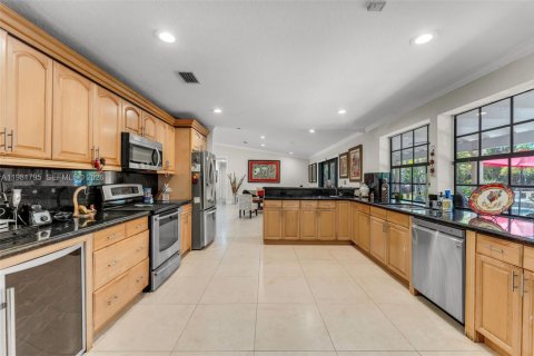 House in Miami, Florida 4 bedrooms, 240.8 sq.m. № 2043292 - photo 12