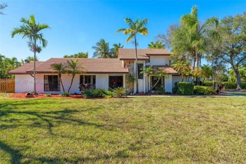 House in Miami, Florida 4 bedrooms, 240.8 sq.m. № 2043292 - photo 2