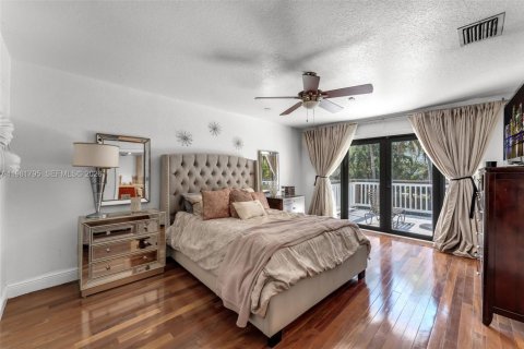 House in Miami, Florida 4 bedrooms, 240.8 sq.m. № 2043292 - photo 19