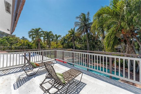 House in Miami, Florida 4 bedrooms, 240.8 sq.m. № 2043292 - photo 24