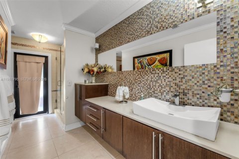 House in Miami, Florida 4 bedrooms, 240.8 sq.m. № 2043292 - photo 18