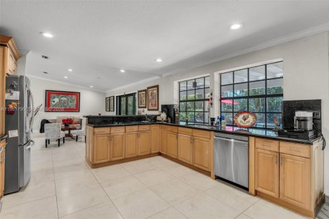 House in Miami, Florida 4 bedrooms, 240.8 sq.m. № 2043292 - photo 11