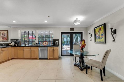 House in Miami, Florida 4 bedrooms, 240.8 sq.m. № 2043292 - photo 13