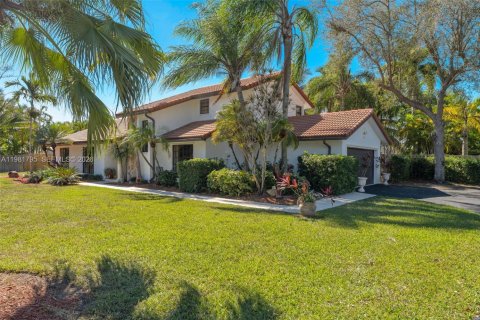 House in Miami, Florida 4 bedrooms, 240.8 sq.m. № 2043292 - photo 4