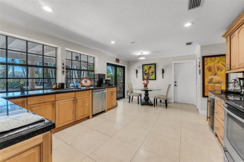 House in Miami, Florida 4 bedrooms, 240.8 sq.m. № 2043292 - photo 10