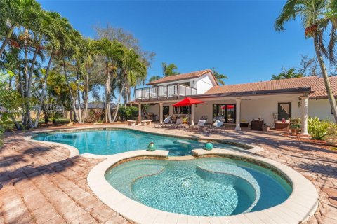 House in Miami, Florida 4 bedrooms, 240.8 sq.m. № 2043292 - photo 29