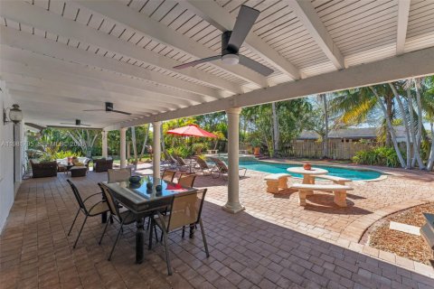 House in Miami, Florida 4 bedrooms, 240.8 sq.m. № 2043292 - photo 26