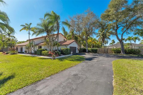 House in Miami, Florida 4 bedrooms, 240.8 sq.m. № 2043292 - photo 5