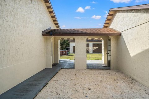 House in Hudson, Florida 3 bedrooms, 195.09 sq.m. № 1686640 - photo 5