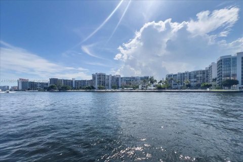 Condominio en venta en Hollywood, Florida, 1 dormitorio, 68.75 m2 № 1713752 - foto 1