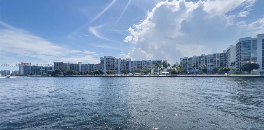 Condominio en Hollywood, Florida, 1 dormitorio  № 1713752