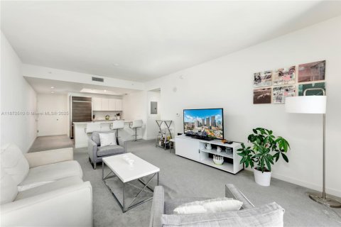 Condo in Miami, Florida, 2 bedrooms  № 1926171 - photo 5