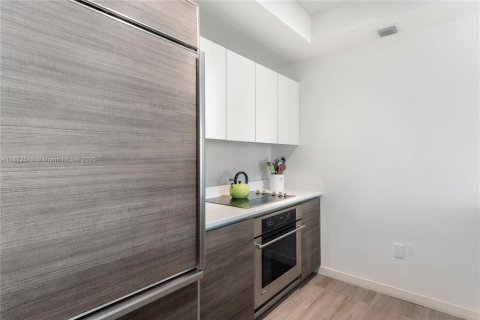 Condo in Miami, Florida, 2 bedrooms  № 1926171 - photo 8