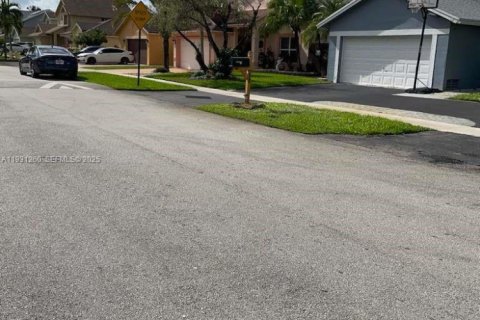 Купить виллу или дом в Пемброк-Пайнс, Флорида 4 спальни, 186.83м2, № 1991950 - фото 4