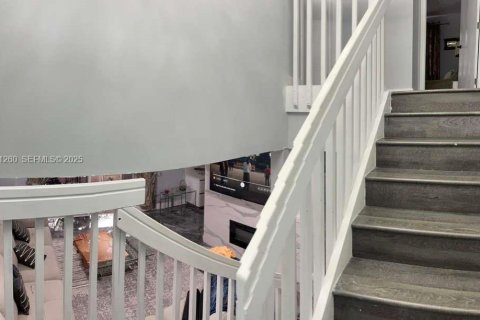 Купить виллу или дом в Пемброк-Пайнс, Флорида 4 спальни, 186.83м2, № 1991950 - фото 29