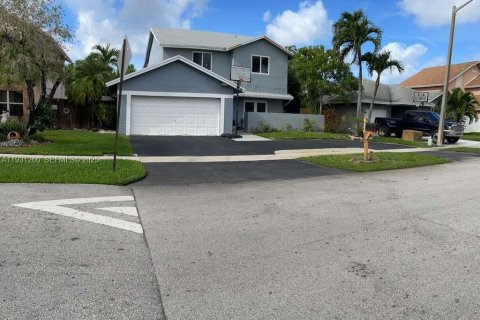 Купить виллу или дом в Пемброк-Пайнс, Флорида 4 спальни, 186.83м2, № 1991950 - фото 1