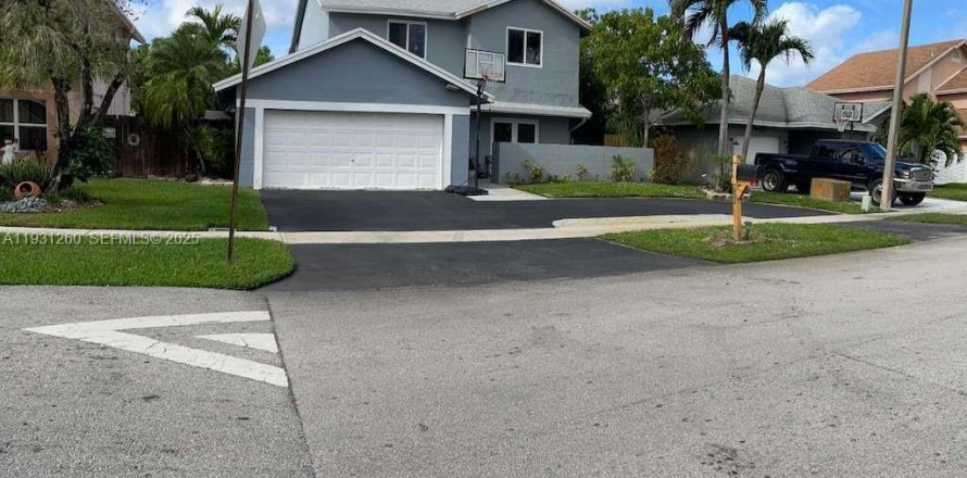 Дом в Пемброк-Пайнс, Флорида 4 спальни, 186.83м2 № 1991950