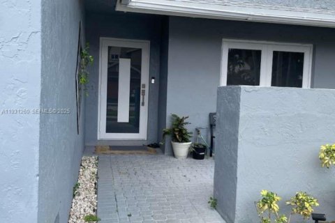 Купить виллу или дом в Пемброк-Пайнс, Флорида 4 спальни, 186.83м2, № 1991950 - фото 12