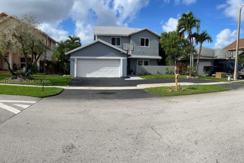 Купить виллу или дом в Пемброк-Пайнс, Флорида 4 спальни, 186.83м2, № 1991950 - фото 2