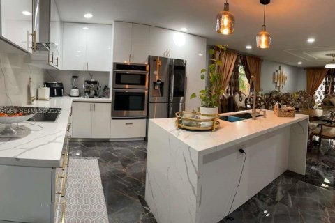 Купить виллу или дом в Пемброк-Пайнс, Флорида 4 спальни, 186.83м2, № 1991950 - фото 23