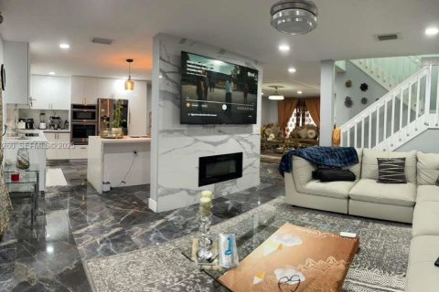 Купить виллу или дом в Пемброк-Пайнс, Флорида 4 спальни, 186.83м2, № 1991950 - фото 25