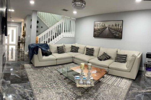 Купить виллу или дом в Пемброк-Пайнс, Флорида 4 спальни, 186.83м2, № 1991950 - фото 24