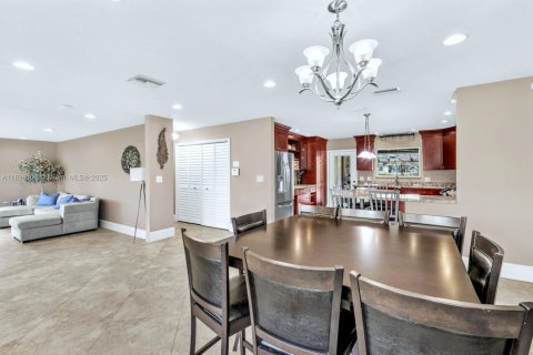 House in Southwest Ranches, Florida 4 bedrooms, 213.77 sq.m. № 1951846 - photo 17