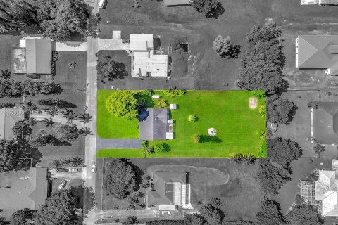 House in Southwest Ranches, Florida 4 bedrooms, 213.77 sq.m. № 1951846 - photo 1