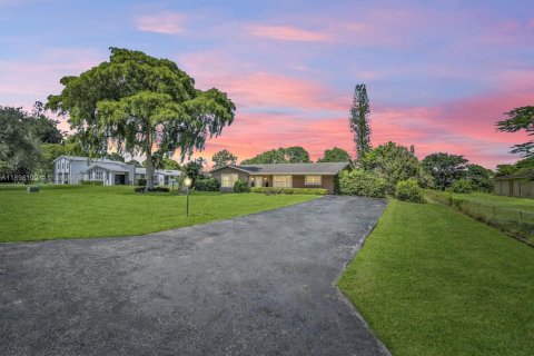 House in Southwest Ranches, Florida 4 bedrooms, 213.77 sq.m. № 1951846 - photo 10