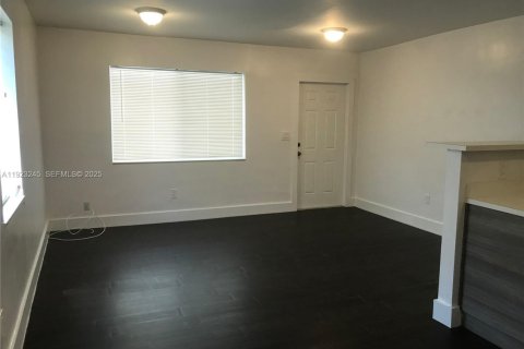 Снять в аренду квартиру в Майами, Флорида 1 спальня, № 1976918 - фото 6