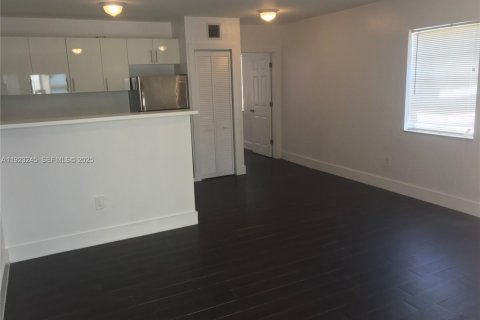 Снять в аренду квартиру в Майами, Флорида 1 спальня, № 1976918 - фото 3