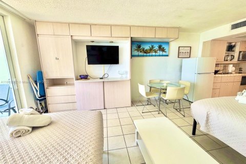 Condo in Sunny Isles Beach, Florida  № 1686056 - photo 14