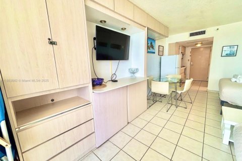 Condo in Sunny Isles Beach, Florida  № 1686056 - photo 8