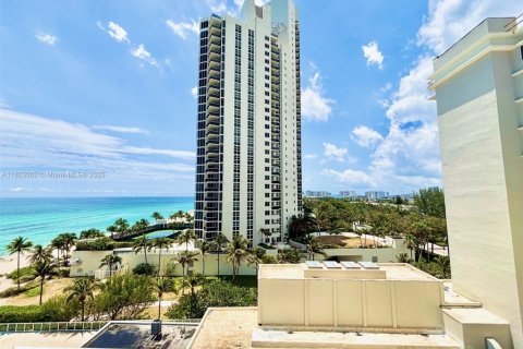 Condo in Sunny Isles Beach, Florida  № 1686056 - photo 4