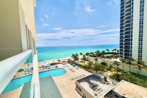 Condo in Sunny Isles Beach, Florida  № 1686056 - photo 1