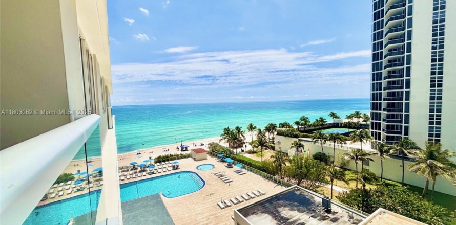 Studio in the Condo in Sunny Isles Beach, Florida  № 1686056