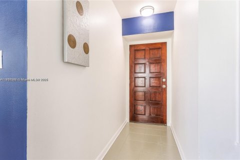 Купить кондоминиум в Халландейл-Бич, Флорида 2 спальни, 92.9м2, № 1770435 - фото 2
