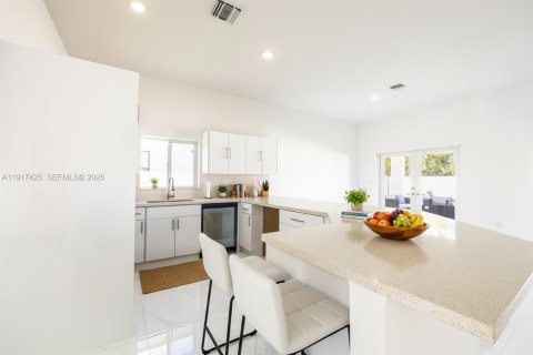 Villa ou maison à vendre à Miami-Dade, Floride: 4 chambres № 2019029 - photo 7
