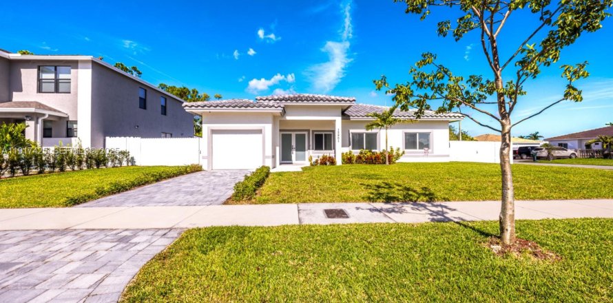 Villa ou maison à Miami-Dade, Floride 4 chambres № 2019029