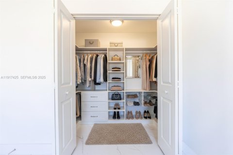 Villa ou maison à vendre à Miami-Dade, Floride: 4 chambres № 2019029 - photo 16