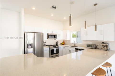 Villa ou maison à vendre à Miami-Dade, Floride: 4 chambres № 2019029 - photo 8