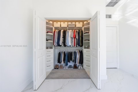 Villa ou maison à vendre à Miami-Dade, Floride: 4 chambres № 2019029 - photo 14