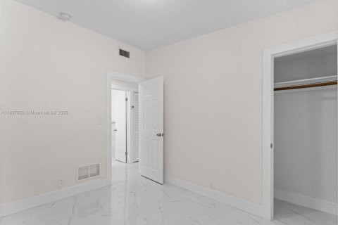 House in Miami, Florida 3 bedrooms, 112.23 sq.m. № 1948859 - photo 20