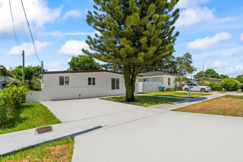 House in Miami, Florida 3 bedrooms, 112.23 sq.m. № 1948859 - photo 4