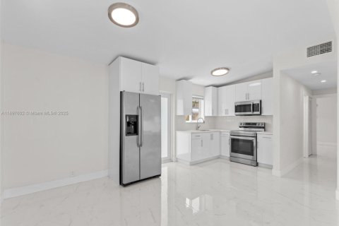 House in Miami, Florida 3 bedrooms, 112.23 sq.m. № 1948859 - photo 12